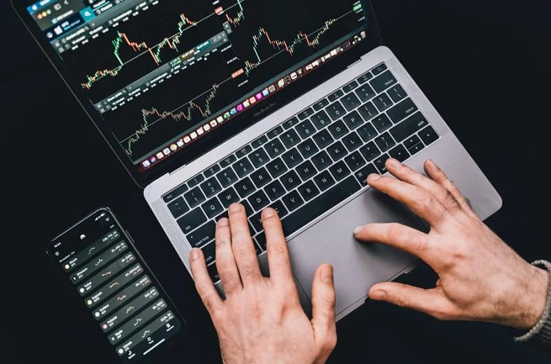 How to Choose Between Centralized and Decentralized Exchanges (CEX vs DEX) in 2026