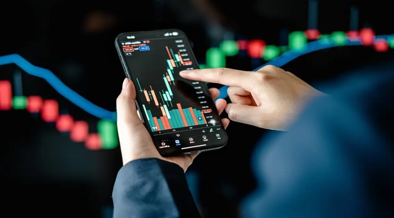 Perpetual Futures vs CFDs: Will Traditional Retail Brokers Survive?